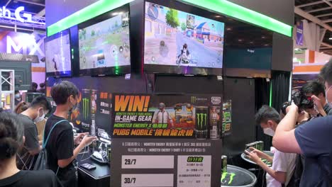 Los-Visitantes-Juegan-Videojuegos-En-Sus-Teléfonos-Inteligentes-Durante-El-Evento-De-Exhibición-Anicom-And-Games-Acghk-En-Hong-Kong