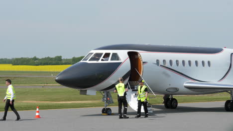 Aterrizó-Dassault-Falcon-2000-Con-Personal-De-Apoyo-En-Tierra,-Estático