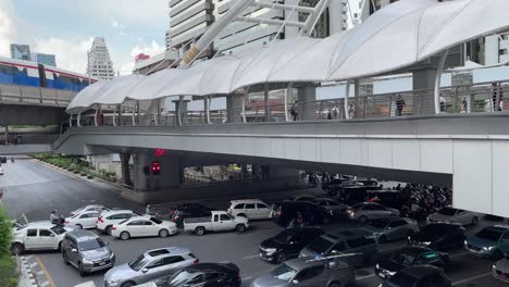 Enlace-De-Puente-Aéreo-Entre-El-Transporte-Brt-Y-Bts-En-La-Estación-Chong-Nonsi,-Bangkok