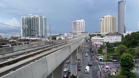 Vías-Elevadas-De-Skytrain-Contra-El-Horizonte-De-Bangkok-Visto-Desde-La-Estación-Charoen-Nakhon