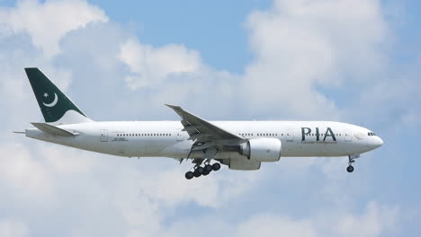 Statische-Ansicht-Einer-Flugzeuglandung-Der-Pakistan-International-Airlines