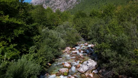 Schöner-Alpenfluss-Mit-Frischem-Und-Sauberem-Wasser,-Das-Auf-Steinen-Durch-Das-Tal-Von-Valbona-In-Albanien-Fließt