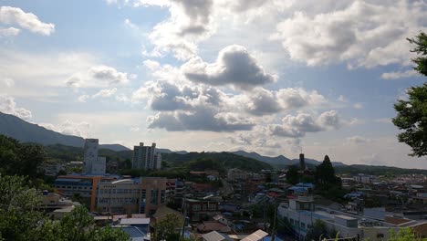 Cielo-Brillante-Con-Nubes-Moviéndose-Sobre-El-Condado-De-Geumsan-En-La-Provincia-De-Chungcheong-Del-Sur,-Corea-Del-Sur