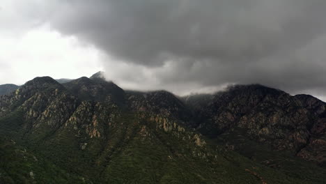 Vista-Espectacular-Del-Pico-Del-Cañón-De-Madera-Bajo-Un-Cielo-Nublado-En-El-Condado-De-Santa-Cruz,-Arizona,-Estados-Unidos