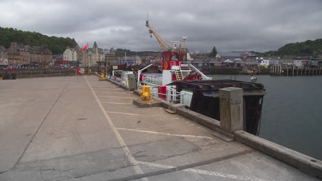 Empty-Harbour-Of-Oban-With-Waterfront-Building-In-Background-In-Scotland,-United-Kingdom