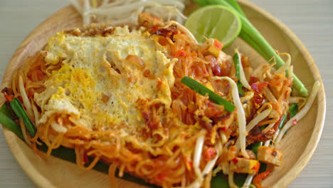 Pad-Thai---Gebratene-Nudeln-Nach-Thailändischer-Art-Mit-Ei---Asiatische-Küche