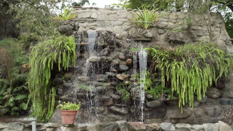 Breite-Statische-Aufnahme-Eines-Wasserfalls-In-Einem-Garten-In-Pachacamac,-Lima,-Peru