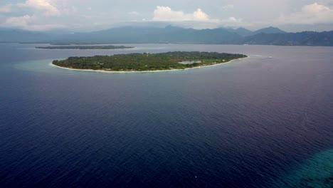 Luftaufnahme-Einer-Kleinen,-Winzigen-Insel,-Die-Mitten-Im-Ozean-Isoliert-Ist,-Wilde-Natürliche-Vegetation,-Unverschmutztes-Gebiet-Auf-Dem-Planeten-Erde