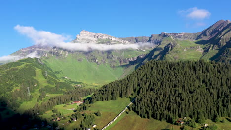 Amplia-Toma-De-Drones-Giratorios-De-Los-Alpes-Suizos-Y-Murren,-En-Las-Tierras-Altas-De-Bernese-En-Suiza