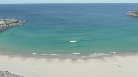 Aerial-shot-of-Bondi-Beach-on-a-sunny-day-in-Sydney,-Australia