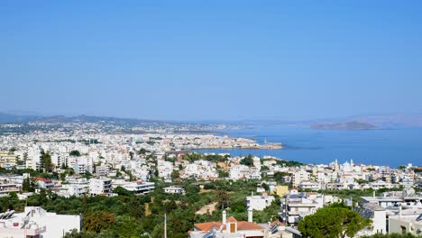 Toma-Panorámica-Lenta-Sobre-Chania-En-Creta,-Ciudad-Mediterránea-De-Vacaciones-En-Creta-Con-Hermosas-Vistas-Al-Mar-Y-A-La-Ciudad-Desde-La-Habitación-Del-Hotel