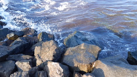 Wellen-Schlagen-Auf-Die-Felsen-Des-Strandes