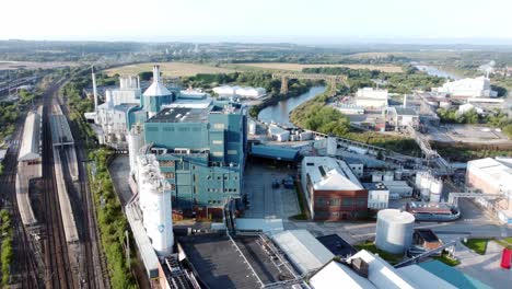 Industrielle-Chemische-Fabrik-Neben-Warrington-Bank-Quay-Bahngleise-Luftaufnahme-Langsam-Links-Umkreisend