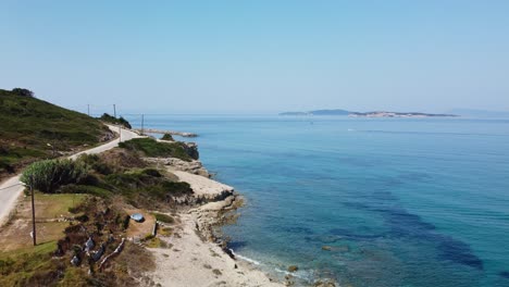 Griechische-Inselbucht-San-Stefonos-Korfu,-Luftfahrt,-Die-Kleine-Hafeneinfahrt-Und-Tiefblaues-Ruhiges-Meer-Im-Sommer-Enthüllt