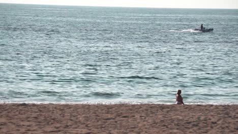 Mujer-Buscando-Un-Barco-En-Una-Playa-De-Portugal