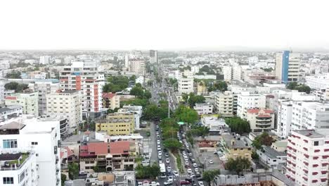 Blick-Auf-Die-Drohne,-Die-über-Die-Chuchill-Avenue-Fliegt,-Mit-Viel-Verkehr-In-Der-Hauptverkehrszeit-In-Santo-Domingo-City
