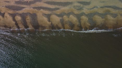Birds-Eye-Shot-of-the-Waves-at-Gorleston-On-Sea-Beach,-Norfolk