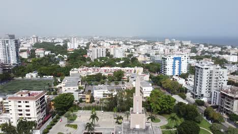 Panorama-Drohneansicht,-Die-Die-Kirche-Jesu-Christi-Der-Heiligen-Der-Letzten-Tage-In-Santo-Domingo-Von-Oben-Zeigt