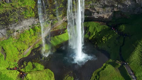 Der-Wunderschöne-Wasserfall-Seljalandsfoss-In-Südisland-An-Einem-Sonnigen-Sommertag---Luftaufnahme