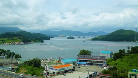 Panorama-Der-Insel-Geojedo-Mit-Wasserfahrzeugen-Und-Fischfarm-Im-Ozean-In-Südkorea