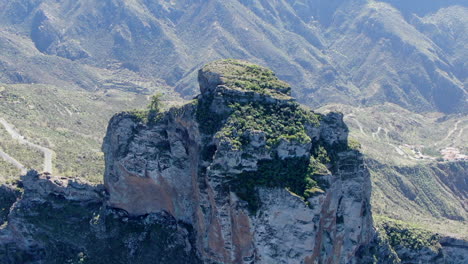 Luftkreisblick-über-Den-Roque-Nublo:-Vulkangestein-In-Der-Caldera-Von-Tejeda,-Gran-Canaria,-Kanarische-Inseln,-Spanien