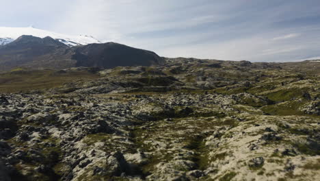 Paisaje-Rocoso-En-La-Península-De-Snaefellsnes-Bajo-Un-Cielo-Azul-Nublado-En-Islandia