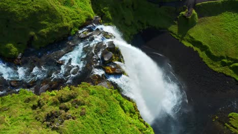 Blick-Von-Oben-Auf-Die-Seljalandsfoss-Fälle-In-Island-Mit-Mächtigen-Wasserfällen-Von-Steilen-Klippen