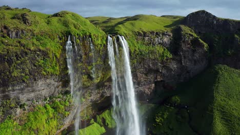 Atemberaubender-Blick-Auf-Den-Schönsten-Wasserfall-Seljalandsfoss-In-Südisland---Luftdrohnenaufnahme