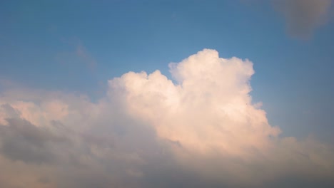Timelapse-De-Nubes-Cumulonimbus-Blancas-Sobre-Fondo-De-Cielo-Azul