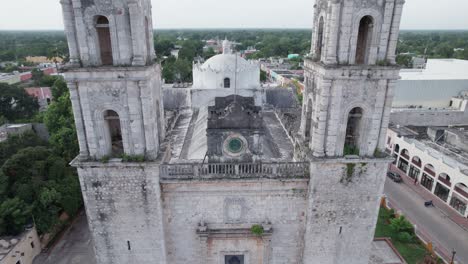 Dronie-Einer-Kirche-Im-Zentrum-Von-Valladolid-Yucatan