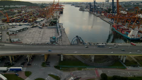 Schiffe-Und-Transportcontainer,-Die-Im-Hafen-Von-Gdynia-In-Polen-Geparkt-Und-Verankert-Sind---Luftaufnahme