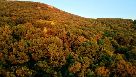 Wunderschöne-Drohnenvideoaufnahmen-Aus-Der-Luft-Vom-Spätsommer-Und-Frühen-Herbst-In-Einem-Tal-Der-Appalachen-Mit-Wäldern-Und-Sanften-Grünen-Hügeln
