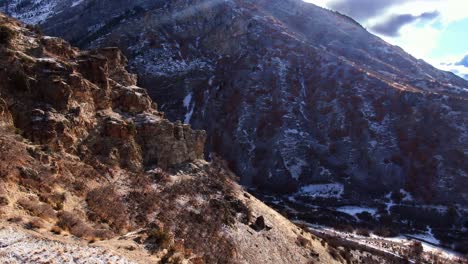 Wunderschöne-Luftaufnahme-In-Der-Nähe-Der-Felsen-In-Den-Bergen-Von-Provo-Utah