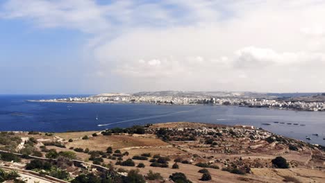 Schönes-Luftdrohnenvideo-Aus-Malta,-Mellieha,-Flug-über-Selmun-Mit-Blick-Auf-Saint-Paul&#39;s-Bay-Und-Bugibba-Auf-Der-Gegenüberliegenden-Seite-Der-Bucht