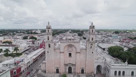 Aerial-approach-to-the-cathedral-of-merida-San-Ildefonso