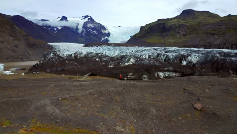 Glaciar-Svínafellsjökull,-Un-Glaciar-De-Salida-Del-Glaciar-Vatnajökull,-Islandia---Retirada-Aérea