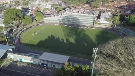 Luftaufnahme-Des-Stadions-Las-Delicias-Mit-Grünem-Kunstrasen-In-Santa-Tecla,-La-Libertad,-El-Salvador