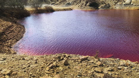 Tono-Rojo-De-Las-Aguas-En-Wheal-Maid---Laguna-Contaminada-De-Cornualles-En-Marte-En-Inglaterra