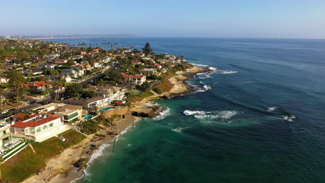 Affluent-coastal-homes-in-La-Jolla,-California