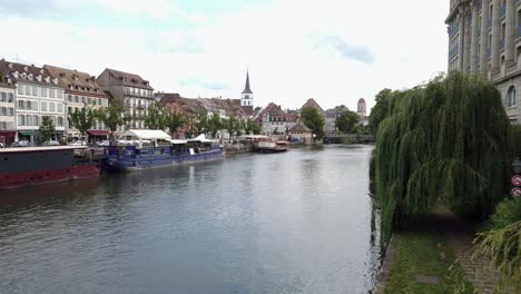 Hermoso-Paseo-Marítimo-De-Estrasburgo-Con-Restaurantes-En-Barco-En-El-Río-Rin