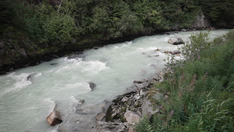 Gefrorener-Fluss,-Der-Von-Waldgebirgsbächen-In-Britisch-Kolumbien,-Kanada-Fließt
