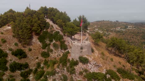 Impresionante-Paisaje-En-Lo-Alto-De-La-Colina-Con-Mirador-Y-Bandera-Albanesa