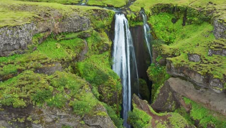 Atemberaubende-Gljufrabui-wasserfallkaskade-In-Island---Luftdrohnenaufnahme