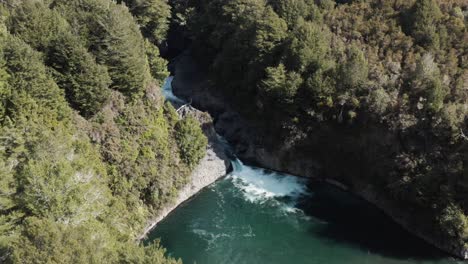 Cataratas-Waikato-Que-Fluyen-Hacia-La-Piscina-En-Cascada-En-El-Parque-De-Nueva-Zelanda,-Antena