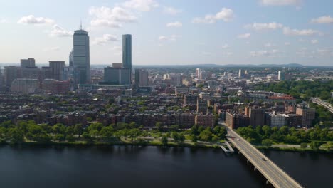 Erstaunlicher-Zeitraffer-Aus-Der-Luft-Entlang-Des-Charles-River-In-Boston,-Back-Bay-Im-Hintergrund