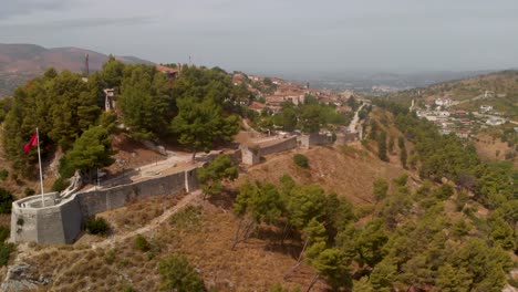 Drone-Aéreo-Volando-Sobre-El-Castillo-De-Berat-Con-Bandera-Albanesa