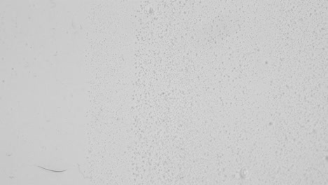 Klare-Viskose-Flüssigkeit-Mit-Winzigen-Blasen-Vor-Weißem-Hintergrund