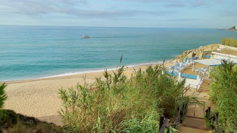 Schöner-Paradiesischer-Strand-Im-Mittelmeer-Costa-Del-Maresme-Barcelona-Luftbild-Türkisblaues-Wasser-Mit-Natürlichen-Felsen