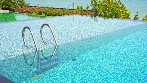 Luxus-Am-Pool,-Blaues-Wasser-Und-Pooltreppen