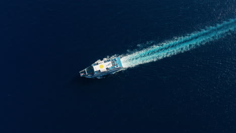 Ferry-Griego-Con-Retrolavado-En-La-Superficie-Del-Mar-Azul-En-Calma-En-La-Isla-De-Creta,-Grecia